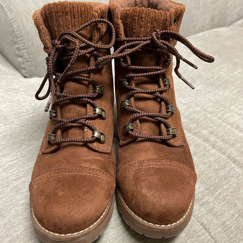 Brown target boots